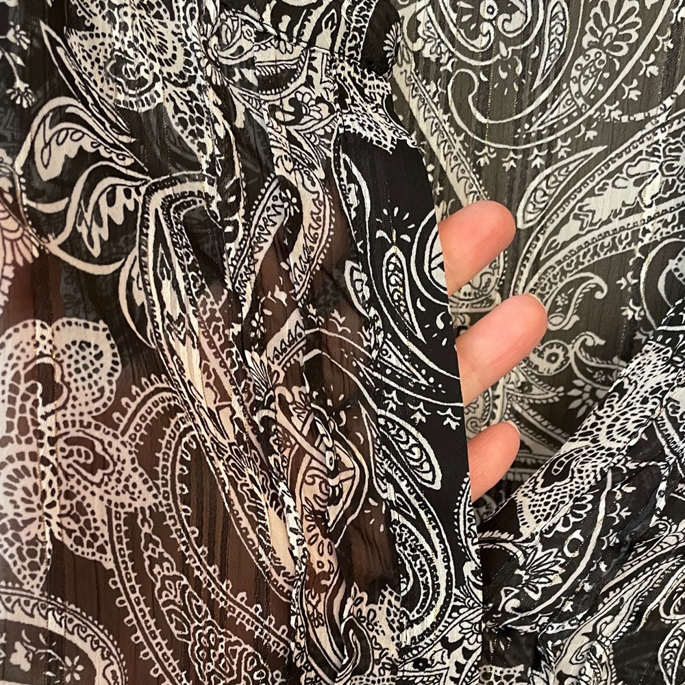 Vince Camuto Black and White Paisley Flutter Sleeve Blouse Size 1X - Picture 4 of 10